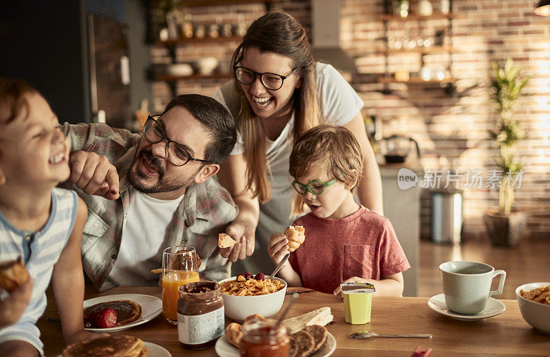 年轻的家庭在家里吃早餐