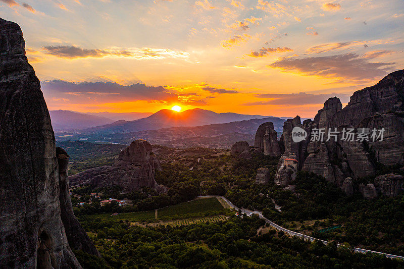 日落时，在橙色天空映衬下的梅特拉修道院的风景