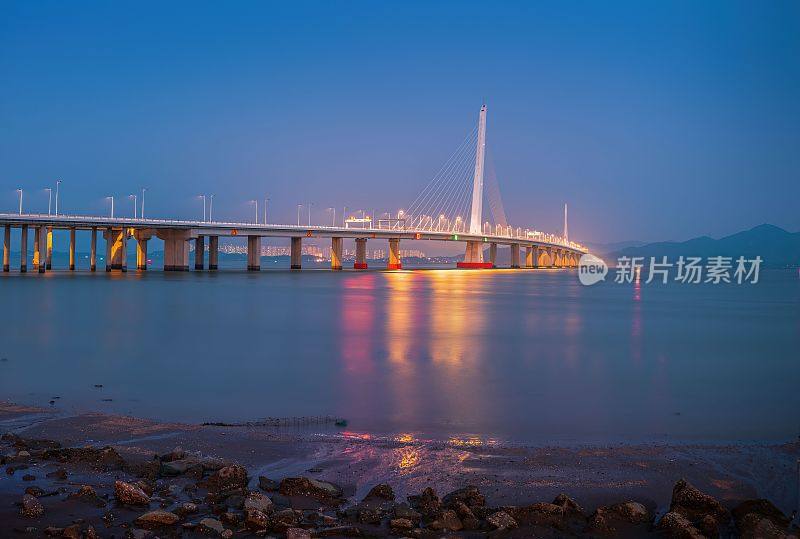 深圳湾大桥的傍晚景色。中国