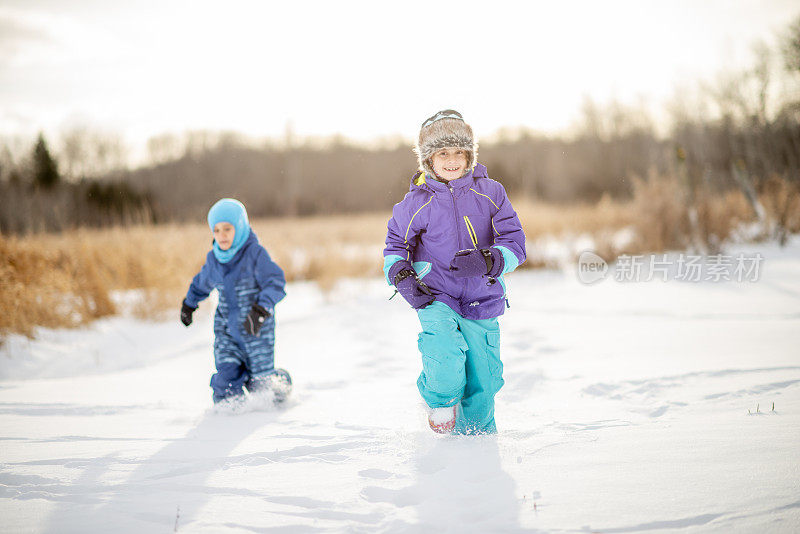 孩子们在雪地里奔跑