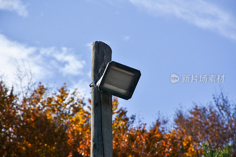 花园中的Led灯与天空为背景