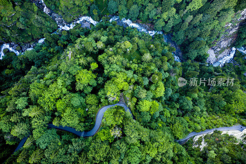 蜿蜒的道路和河流的鸟瞰图