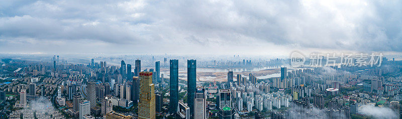 现代城市地标景观鸟瞰图，平流雾，上海，中国