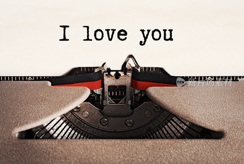 老式打字机在纸上打出“我爱你”