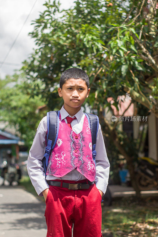 穿着制服的印尼学生步行上学