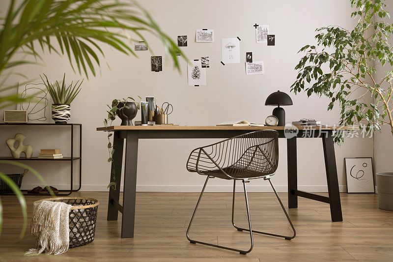 金属椅子，木桌，植物海报和个人配件的舒适办公室内部的创意组成。Homne装饰。模板。