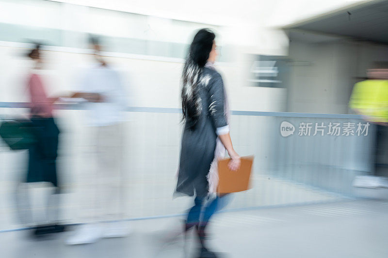 学生们在大学的走廊里聊天。