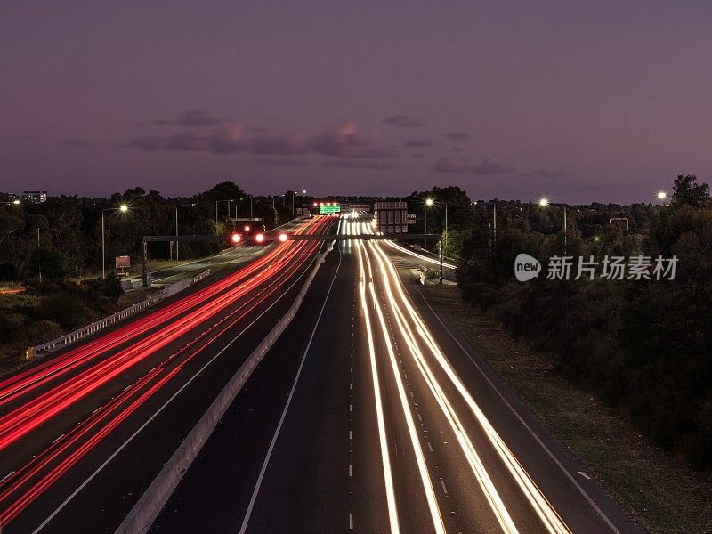 城市夜间多车道高速公路