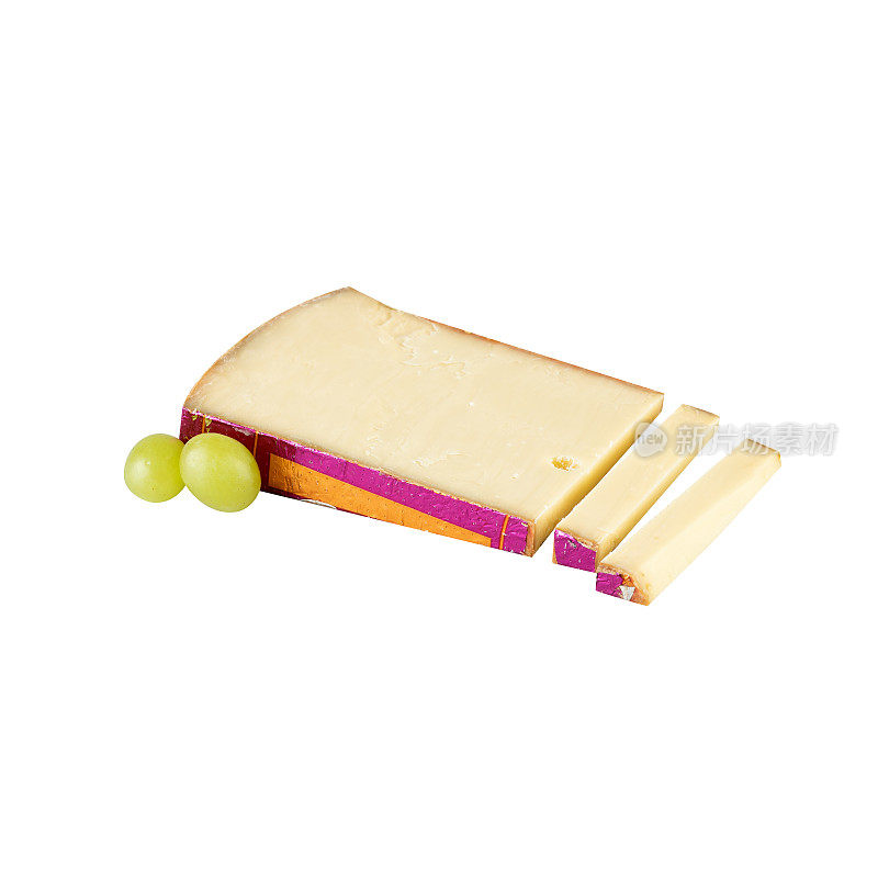 奶酪与葡萄切割出孤立的白色背景与修剪路径