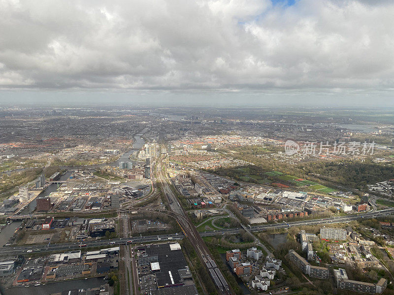 从一架接近史基浦机场的商业航班窗口看到的荷兰阿姆斯特丹城市景观鸟瞰图