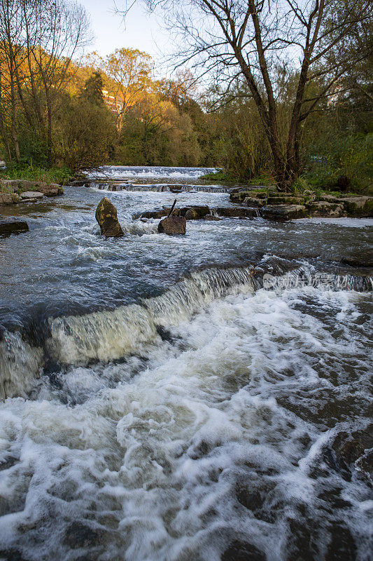 自然野水河在乡村景观