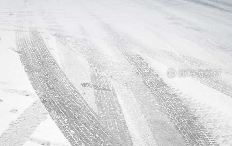 加拿大雪地上的轮胎印和脚印