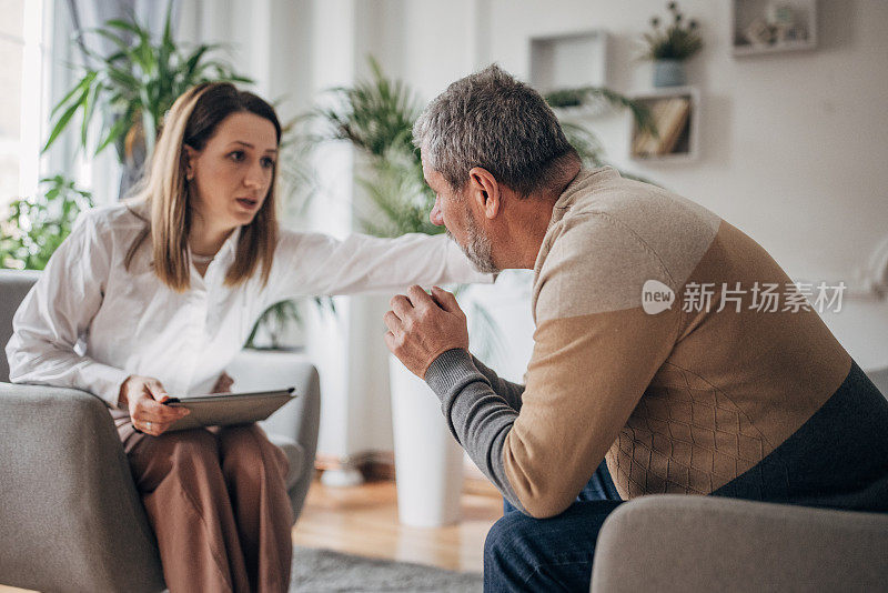 心理治疗，年轻的女医生和一个年长的男人谈话