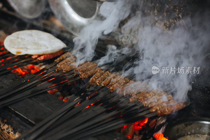 土耳其马尼萨烤肉串，放在皮塔饼上，涂上酱汁和酸奶。