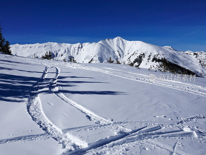 雪道上有粉末。科罗拉多州阿斯彭的雪场。