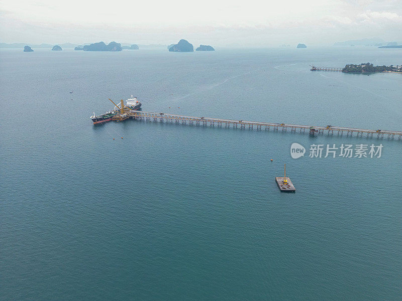 深海港口的工业原油和燃料油轮鸟瞰图