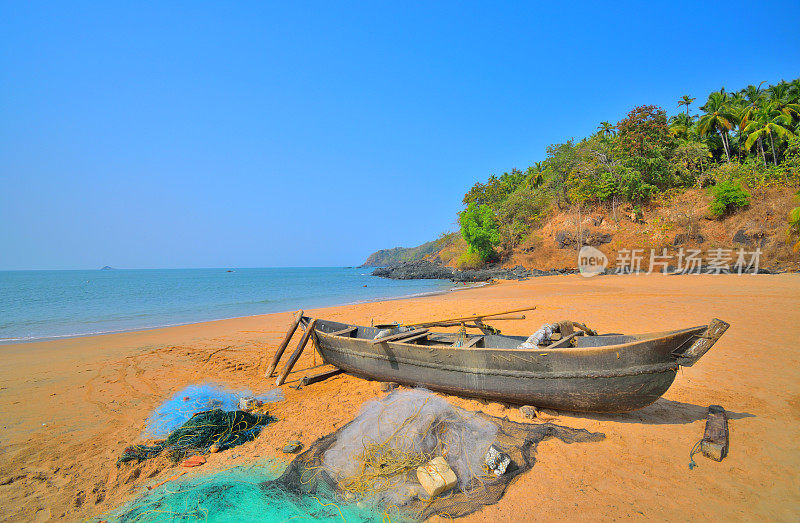 一艘船停在南果阿邦的波伦海滩。