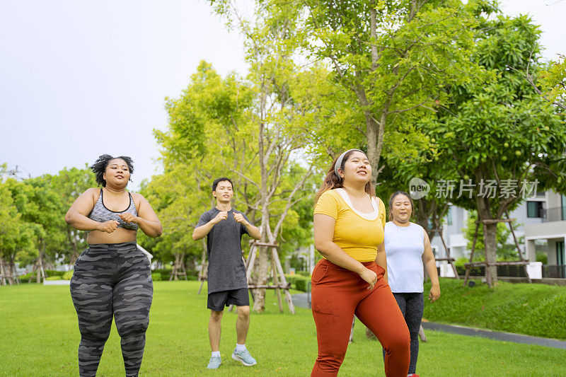 一群人要去公园锻炼。