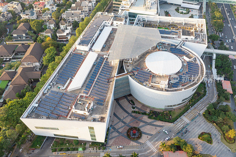城市建筑屋顶太阳能电站的鸟瞰图