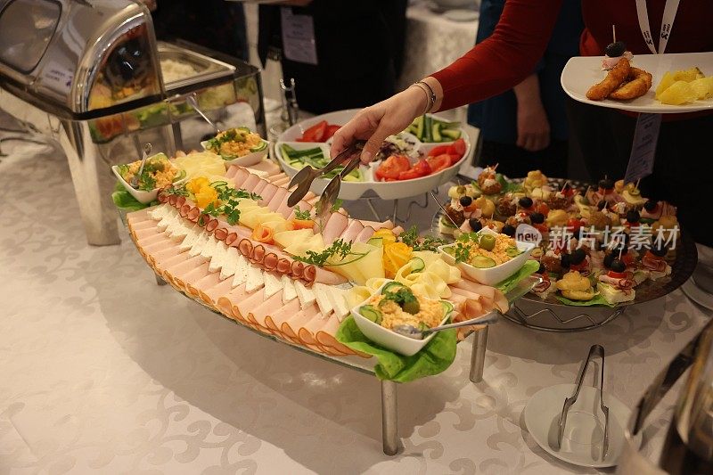 一位女士在自助餐厅挑选食物