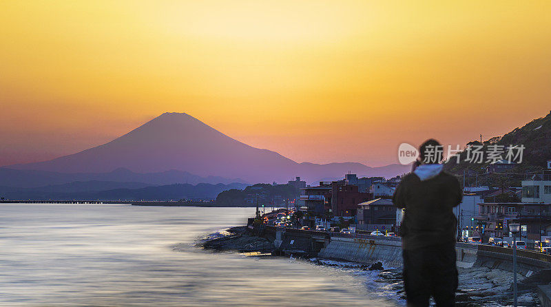 宁静的黄昏在Enoshima:令人敬畏的富士山景观