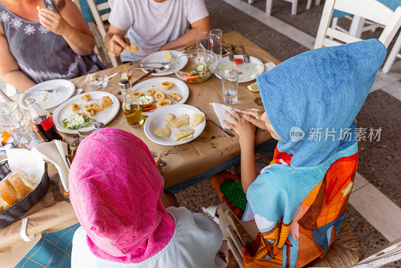 全家一起出去吃饭