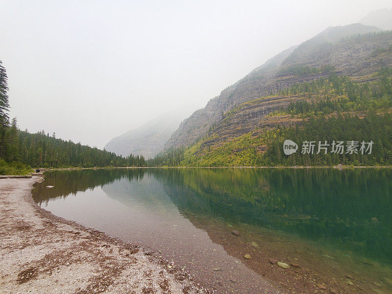 蒙大拿州冰川国家公园雾蒙蒙的一天，雪崩湖