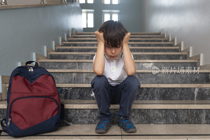 对于刚开始上小学的孩子来说，适应学校的问题。