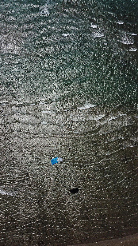 波涛汹涌的大海和风筝冲浪无人机视图