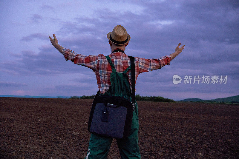 日出前在犁地的农民。