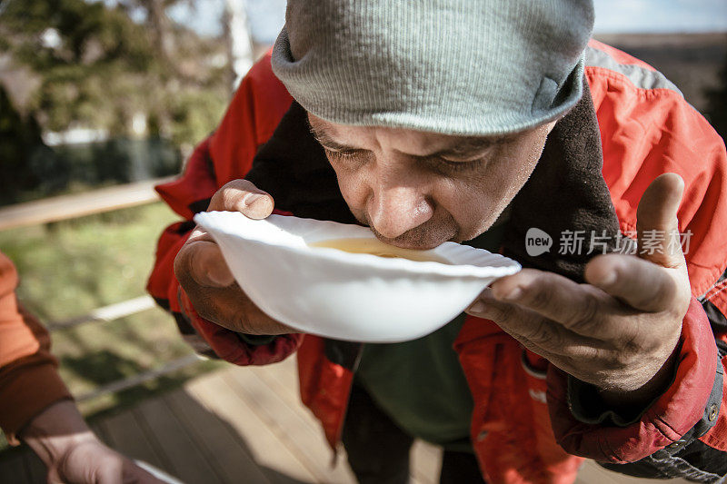 老穷人在户外吃饭