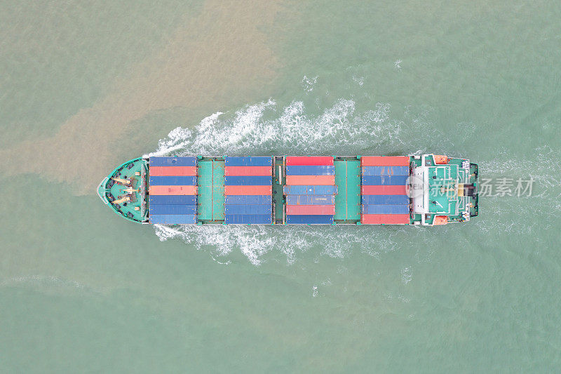 货船在海上航行的鸟瞰图