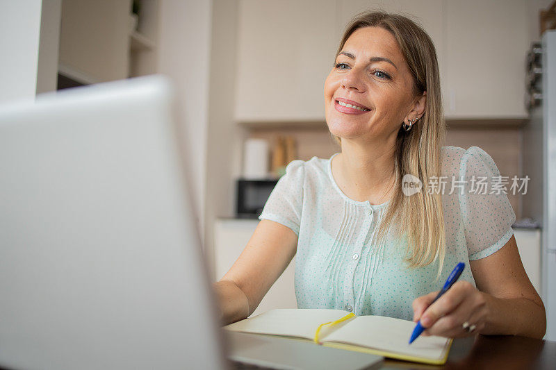 在家工作的成熟女性