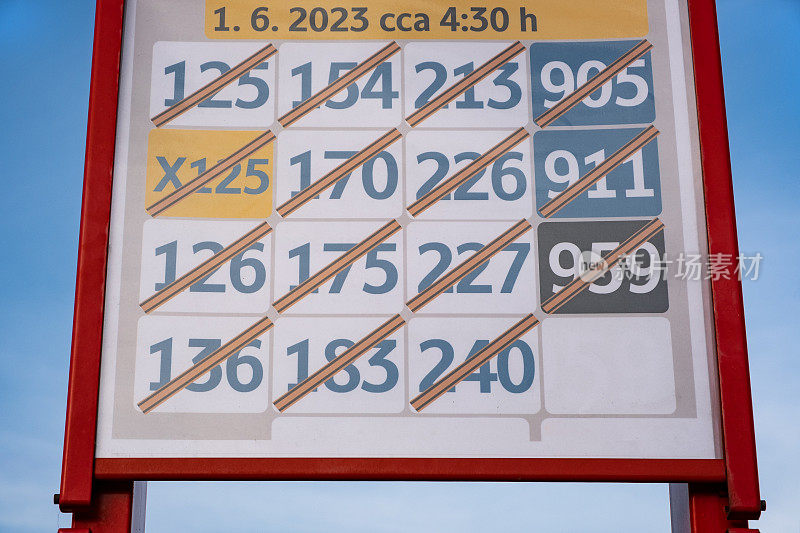 拒绝公交线路。城市公交车站有很多公交号码信息标志。公共交通系统布拉格街道上的公交枢纽。