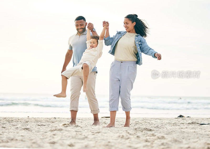 海滩，家庭和牵手户外旅行，自由和大自然的联系在一起。爱、有趣的小男孩带着年轻的父母在海边玩秋千游戏，玩得开心又开心