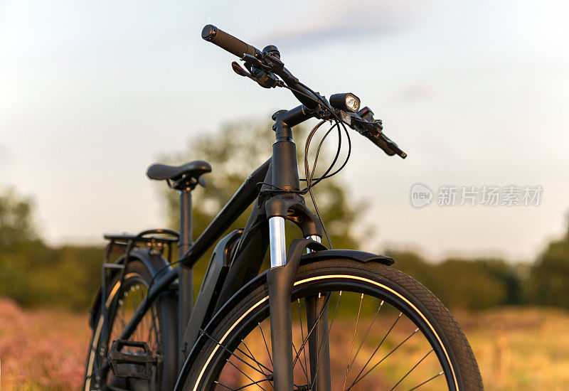 电动自行车停在原始的自然景观