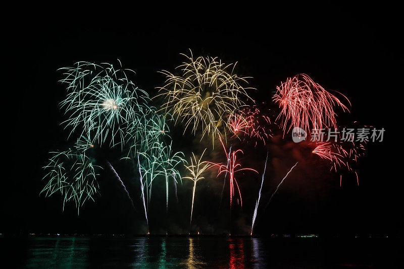 在芭堤雅国际烟花节拍摄的美丽多彩的烟花夜景