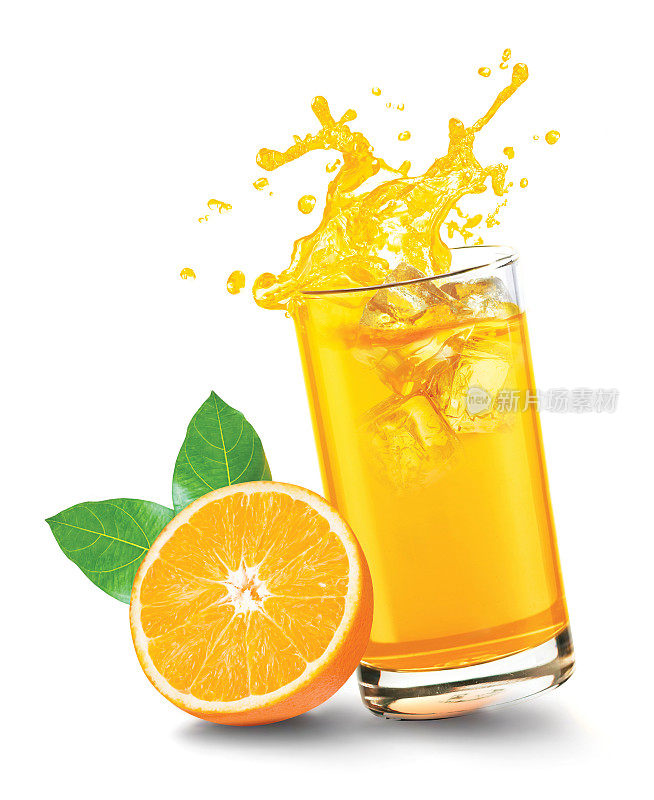 一杯溅起的橙汁和白色背景上的橙子
