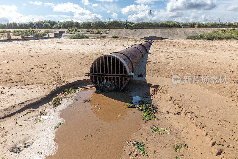 英国约克郡海岸沙滩上，涨潮处的污水或雨水溢流管道出口