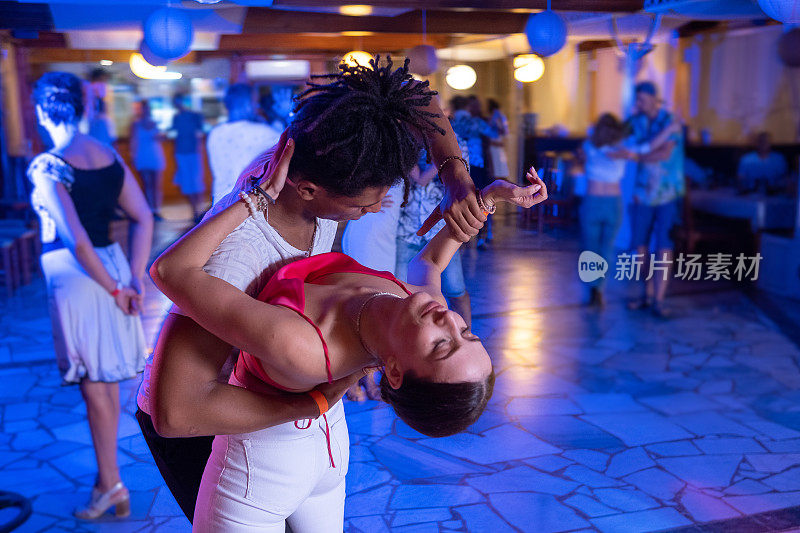 情侣跳性感的巴恰塔舞。