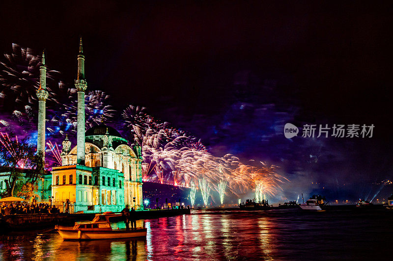 博斯普鲁斯桥上Ortaköy清真寺附近的烟花表演
