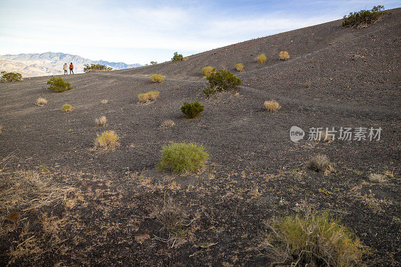 在美国死亡谷国家公园探索乌贝赫比巨大的火山场