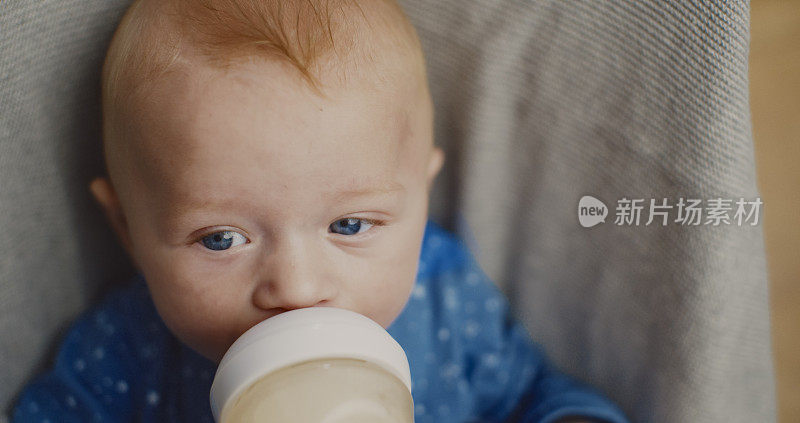 《保镖》里体贴的小男孩从奶瓶里喝牛奶的特写镜头