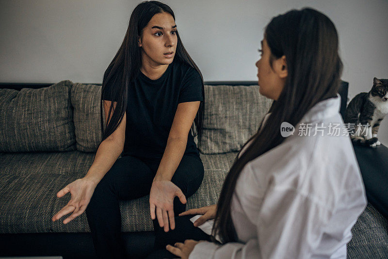 两个年轻漂亮的女人正在进行一场艰难的谈话