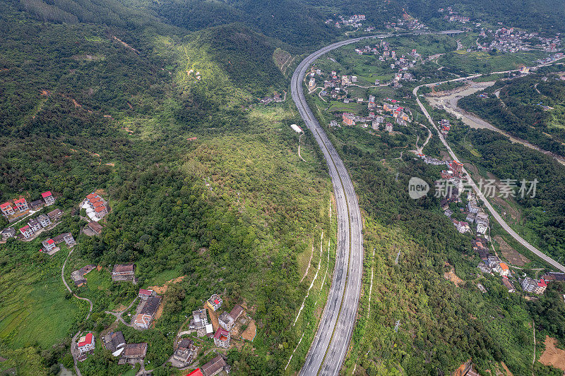 通过山区和农村地区的高速公路鸟瞰图