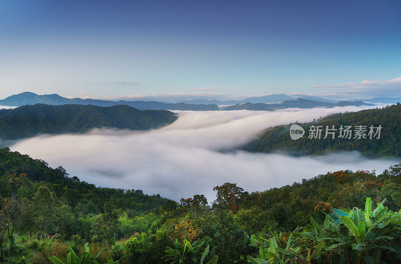 泰国清迈，美丽的风景在一个雾蒙蒙的早晨。