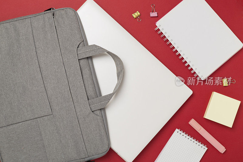 灰色时尚笔记本电脑包与文具彩色背景，顶视图