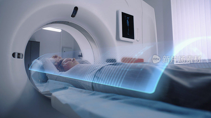 女性接受MRI或CT扫描诊断。扫描的VFX动画