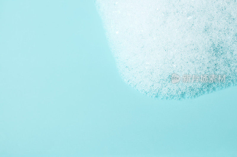 肥皂在蓝色的水面上起泡