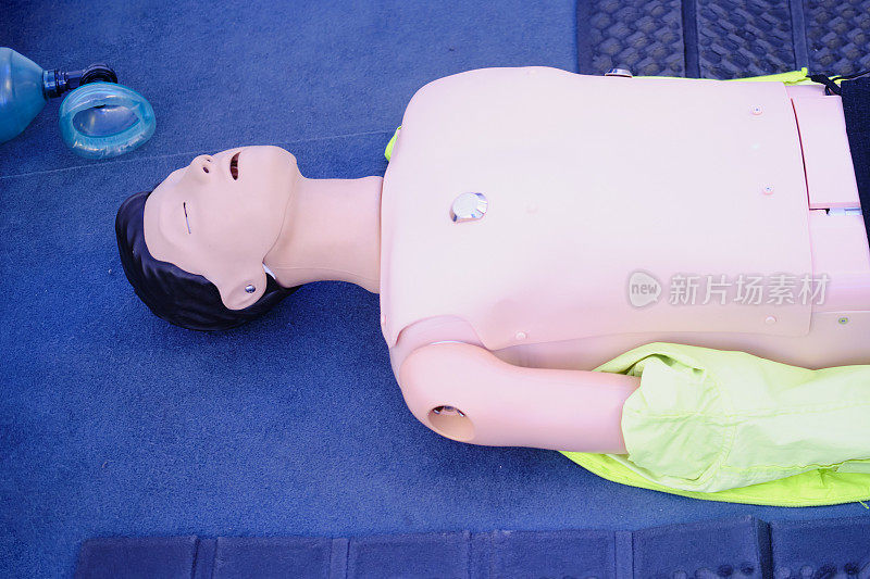 医院急诊室地板上的救护车训练假人，在人体模型上训练胸外按压